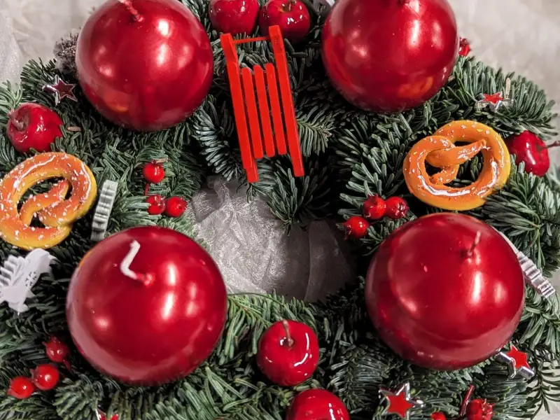 Couronne de l'Avent en sapin, bougies et pommes rouges