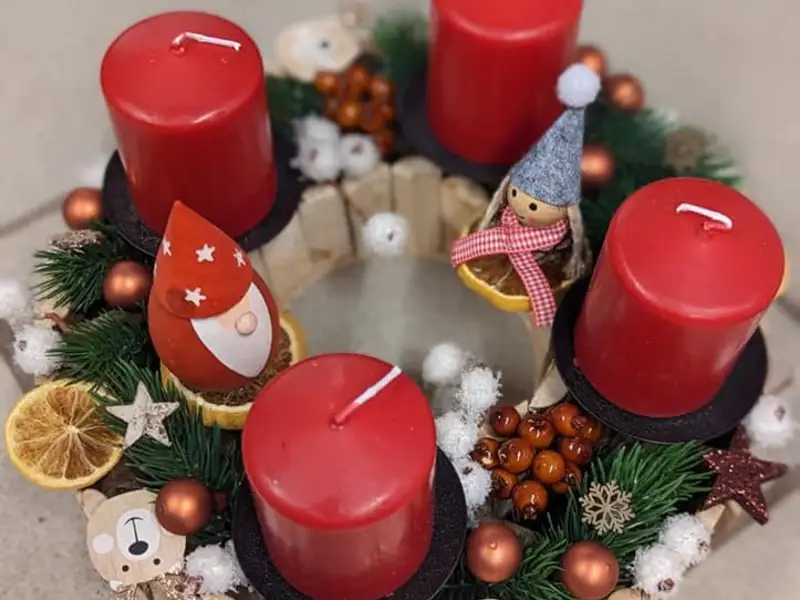 Couronne de l'Avent bougies rouges et décor bois