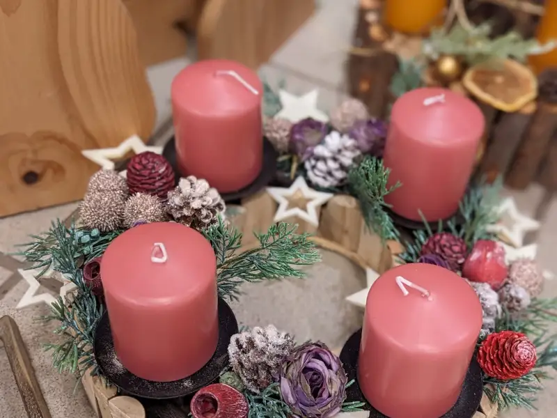 Couronne de l'Avent bougies roses et pommes de pin