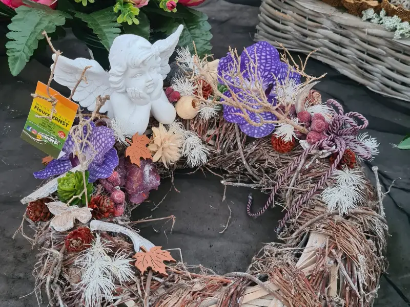 Couronne de deuil en fleurs séchées et angelot