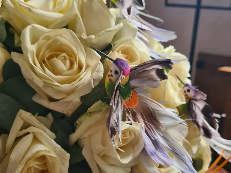 Bouquet de roses blanches et colibris décoratifs