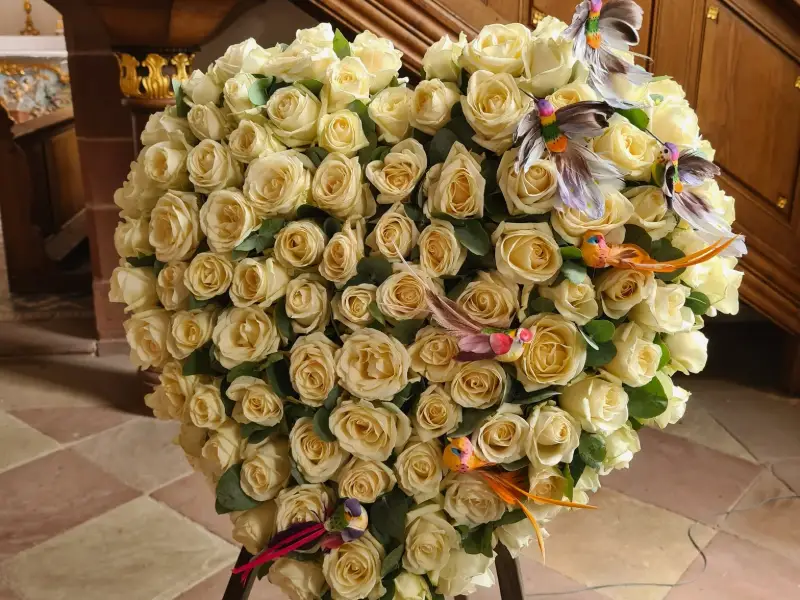 Cœur de roses blanches sur chevalet, hommage floral