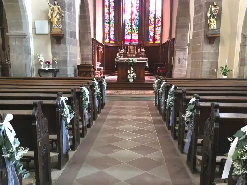 Décoration florale des bancs d'église