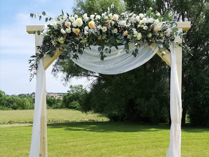 Arche de cérémonie fleurie en extérieur
