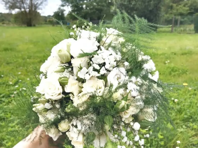 Bouquet de mariée en roses poudrées et gypsophile