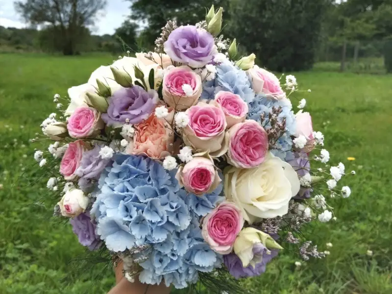 Bouquet pastel de roses, hortensia bleu et lisianthus