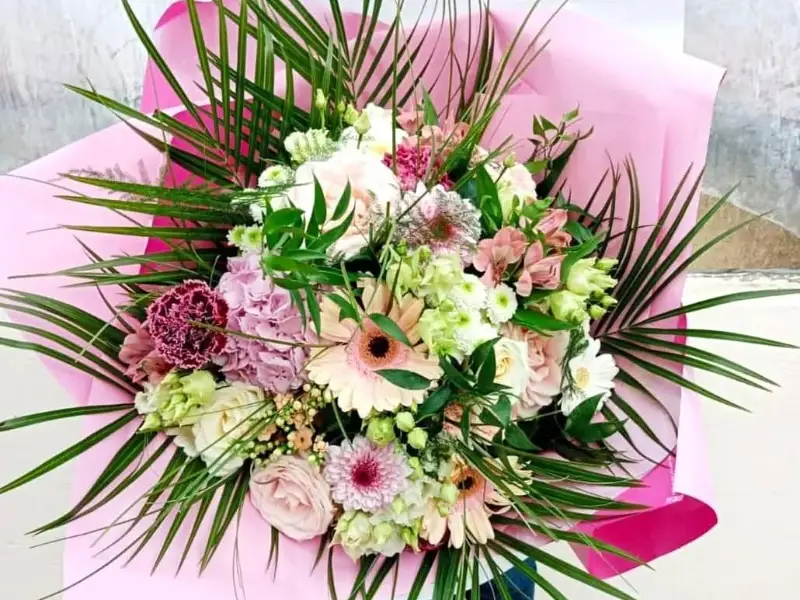 Bouquet rose et vert dans un emballage rose