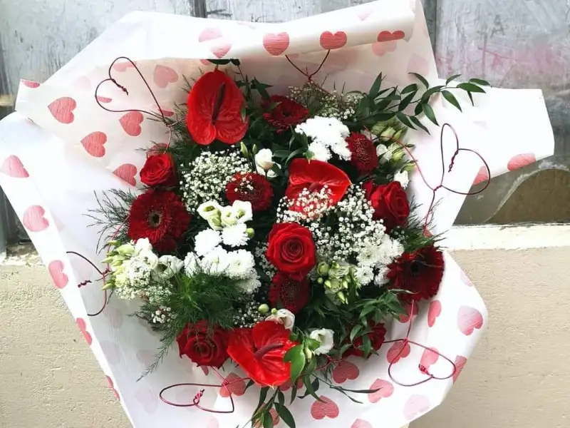 Bouquet rouge et blanc, roses et anthuriums